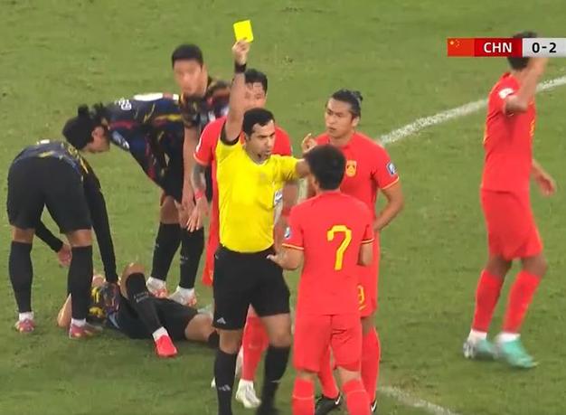 中国男足vs卡塔尔撞裁判的相关图片