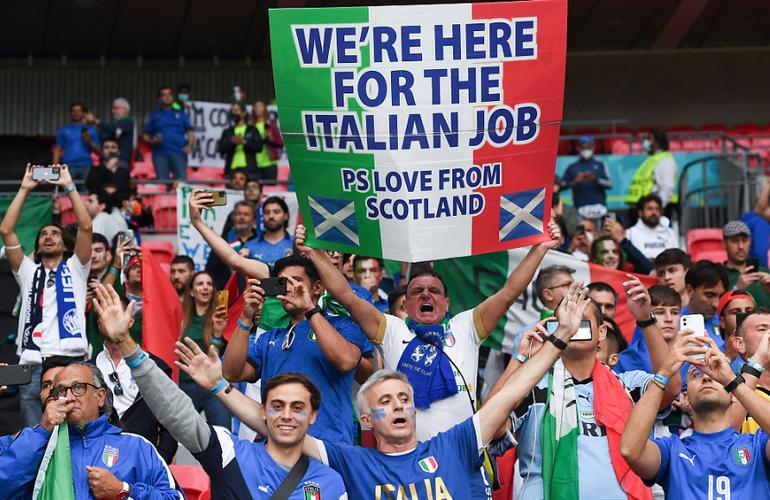意大利vs英格兰球迷竖中指的相关图片